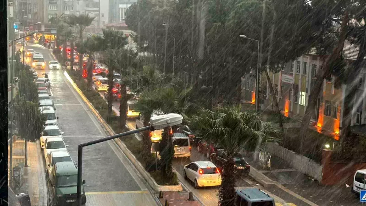 Edremit’te Şiddetli Dolu Fırtınası Günlük Hayatı Aksamaya Başladı