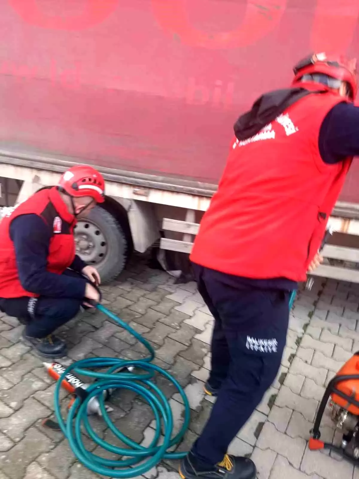 Edremit'te Geri Manevra Yapan Kamyonun Altında Kalan Vatandaş İtfaiye Ekipleri Tarafından Kurtarıldı