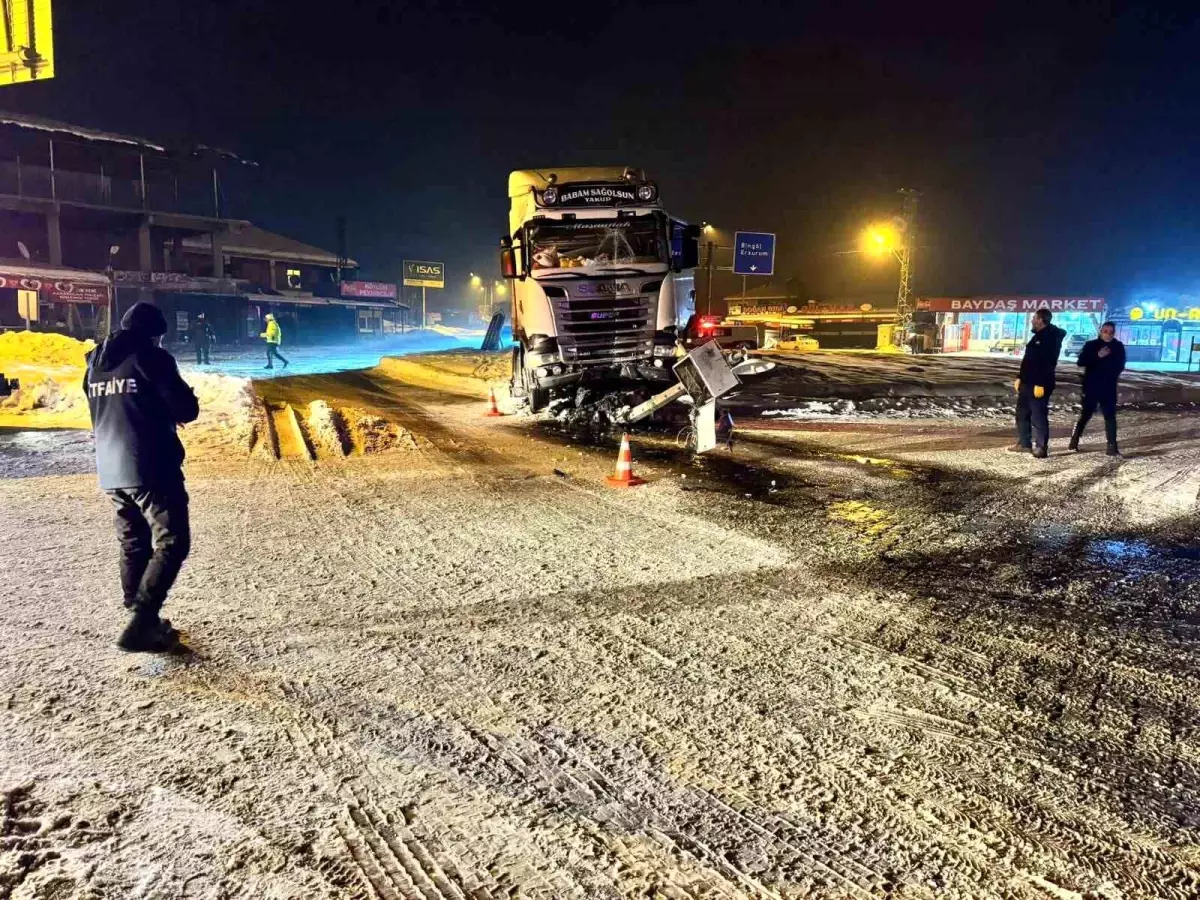 Elazığ'da Kar ve Buzlanma Nedeniyle Tır Kazası: 1 Yaralı