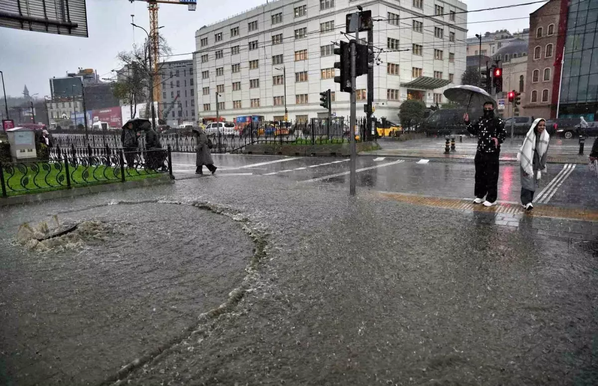 İstanbul’da Şiddetli Yağmur ve Fırtına Eminönü’ne Sel Felaketi Getirdi