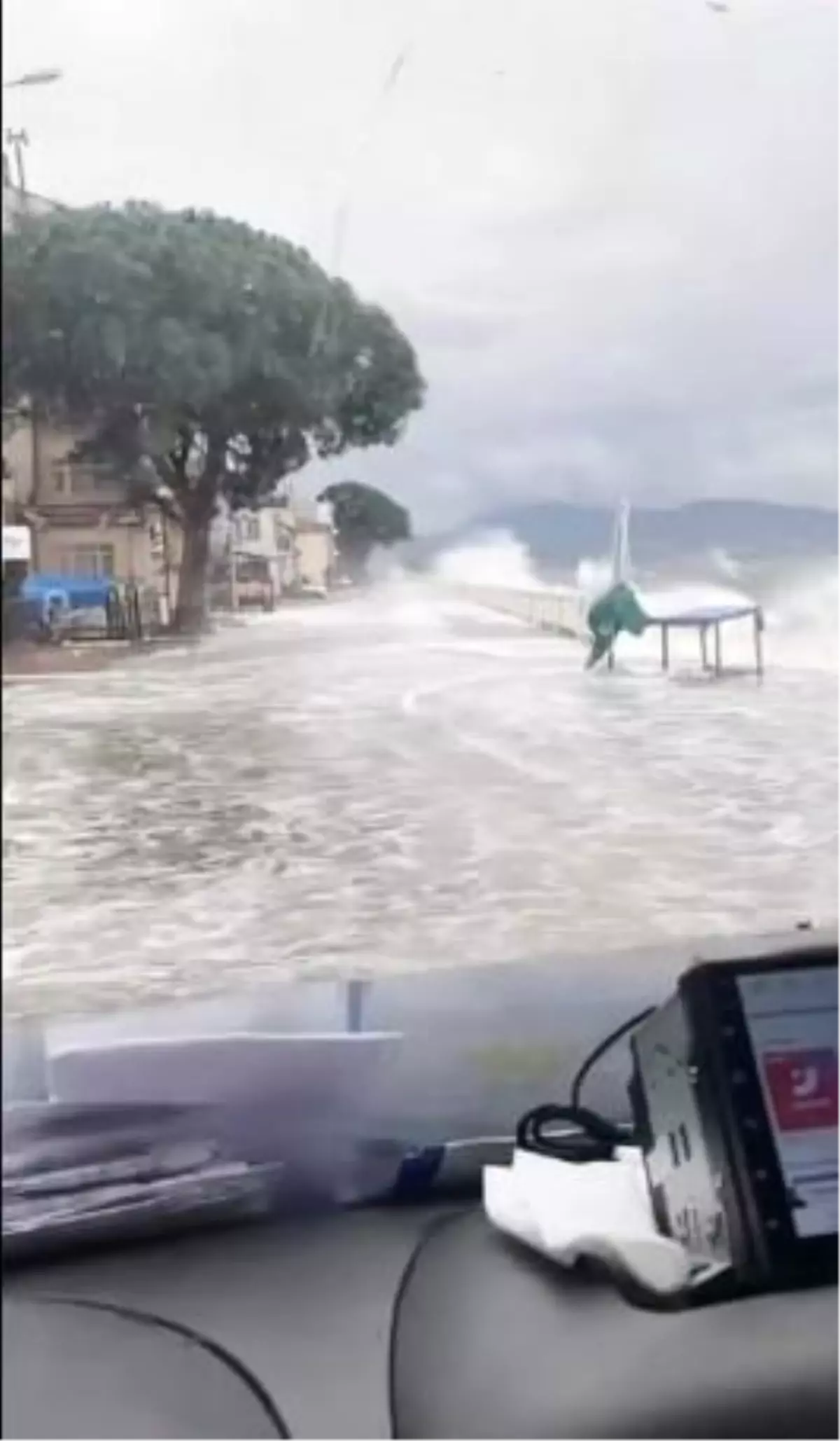 Gemlik’te Şiddetli Fırtına: Deniz ve Kara Birleşti, Çok Sayıda Tekne Batma Tehlikesi