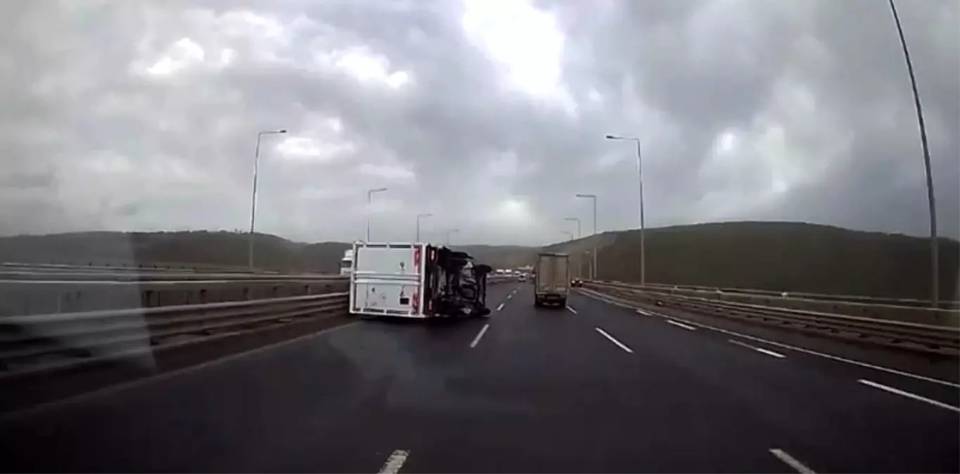 Kocaeli'de Şiddetli Fırtına Kamyoneti Yola Çıkarma