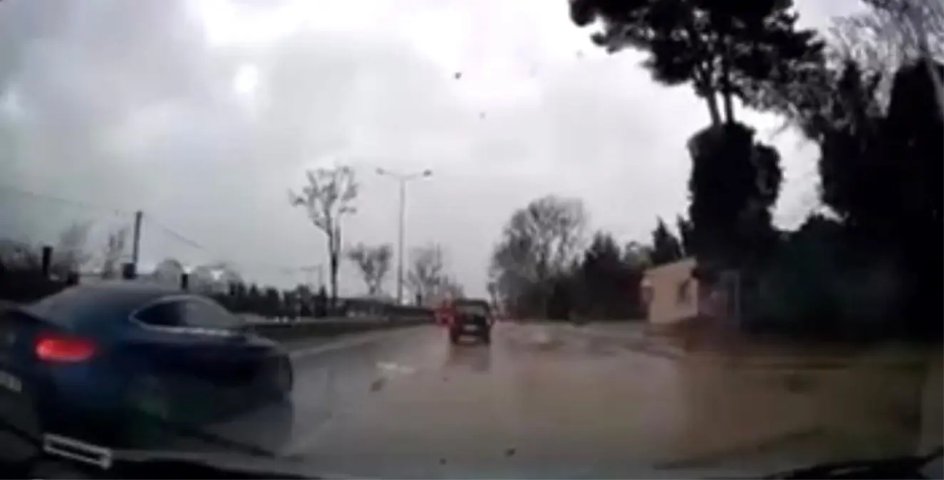 Bursa’da Şiddetli Fırtına Ağaçları Yere Serdi, Sürücüler Tehlikede