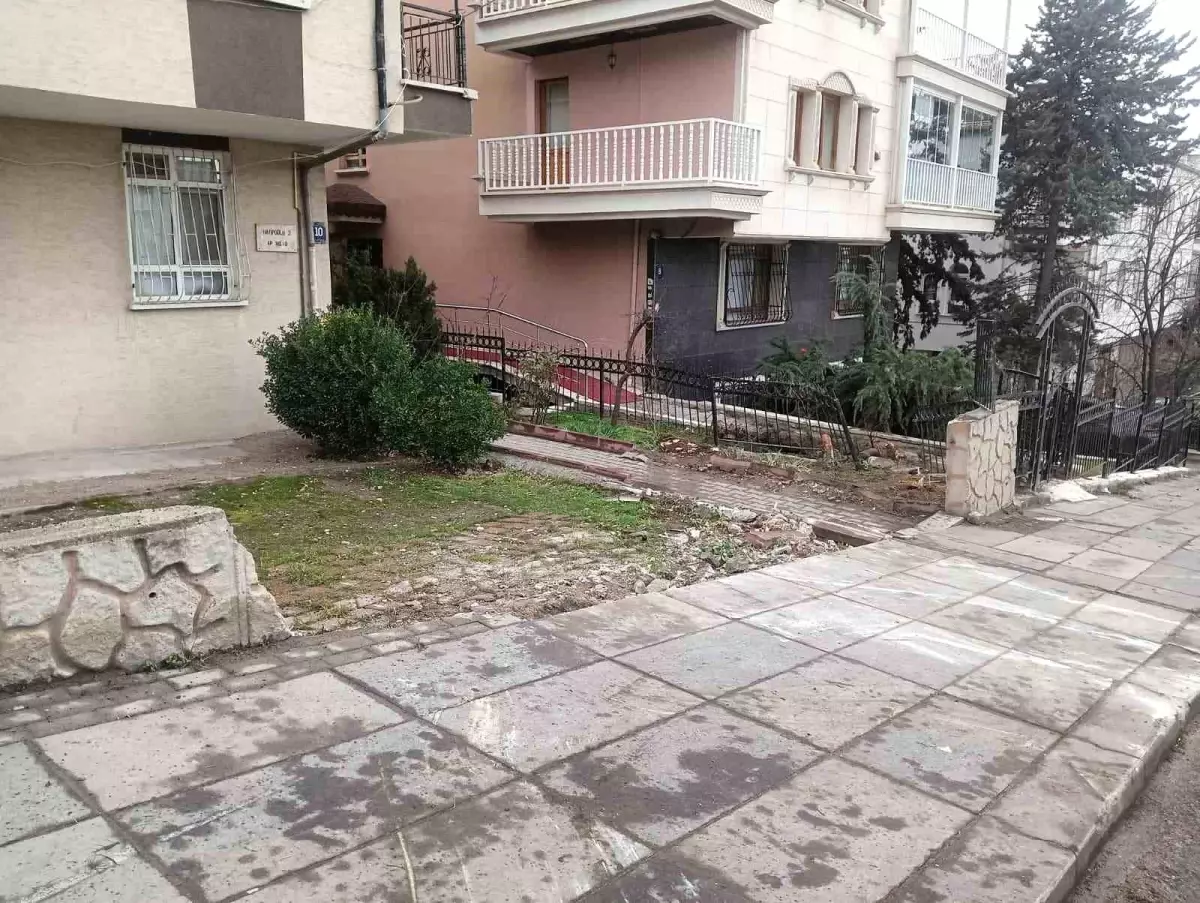 Ankara’da Kontrolden Çıkan Hafriyat Kamyonu Apartman Bahçesine Girdi, 4 Araca Zarar Verdi