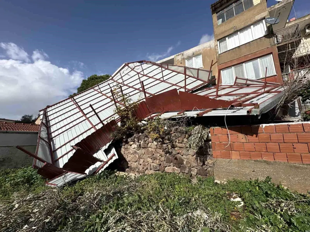 Karşıyaka’da fırtına sonrası çatı hasarı