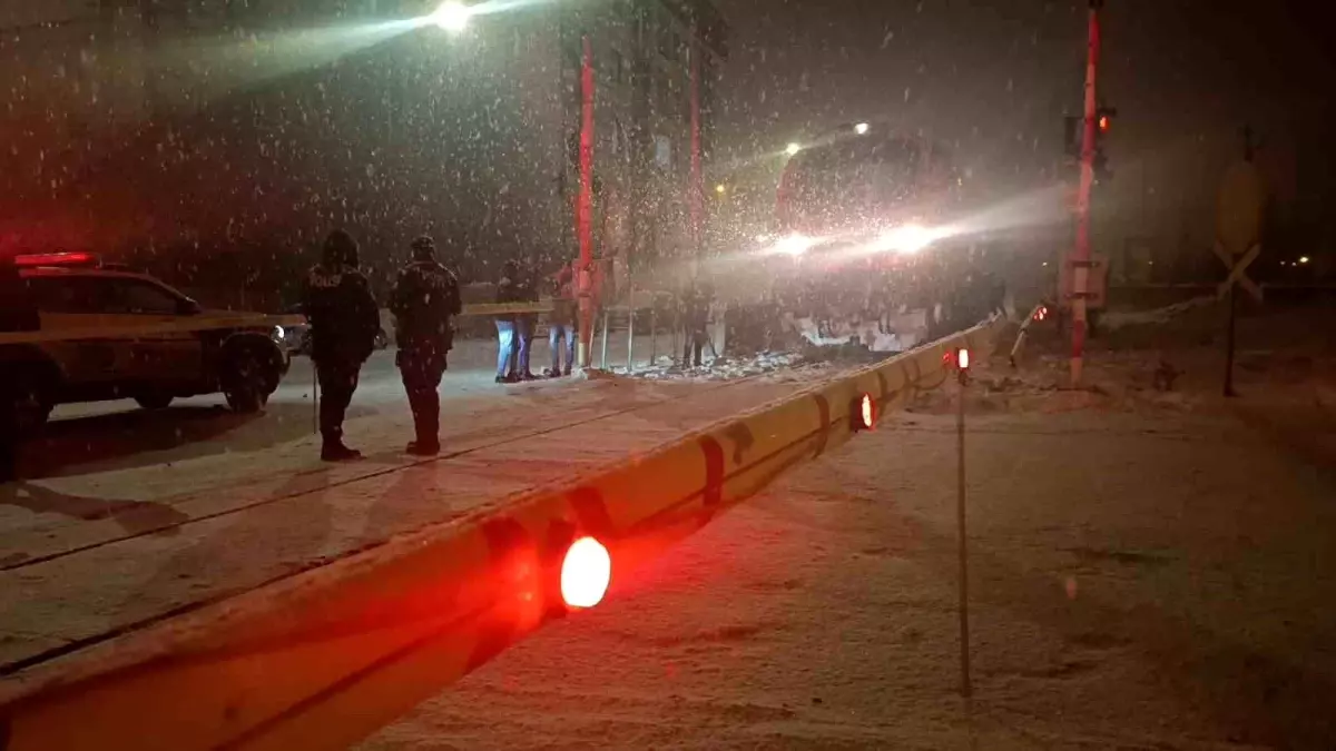 Kars'ta Tren Kazası: 16 Yaşındaki Çocuk Hemzemin Geçitte Yaralandı