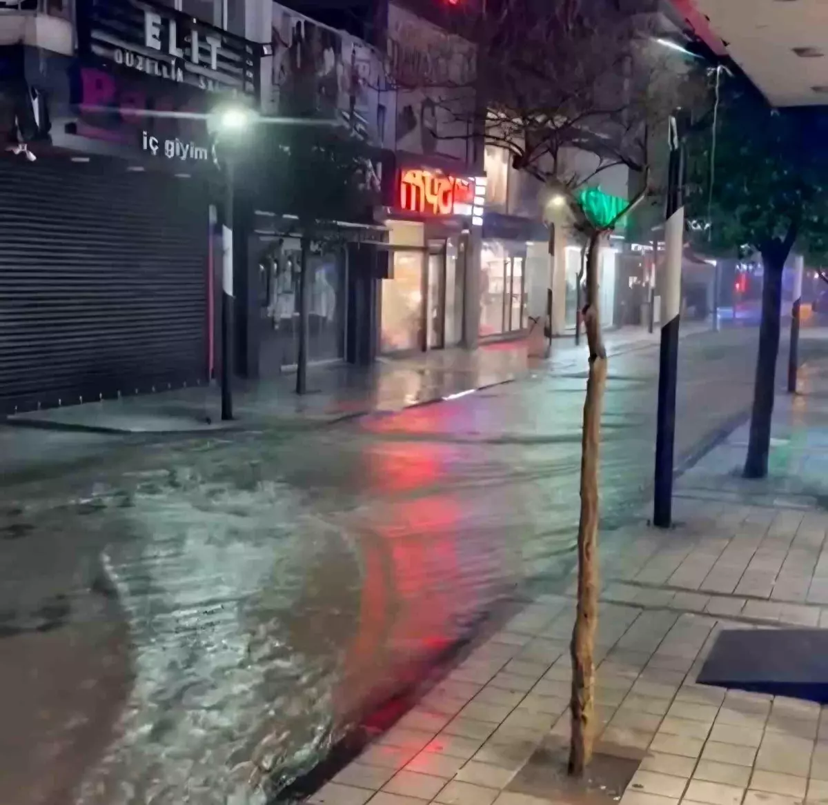 Kırklareli'de Şiddetli Sağanak Yağış Trafiği Felçledi, Sel Riski Artıyor