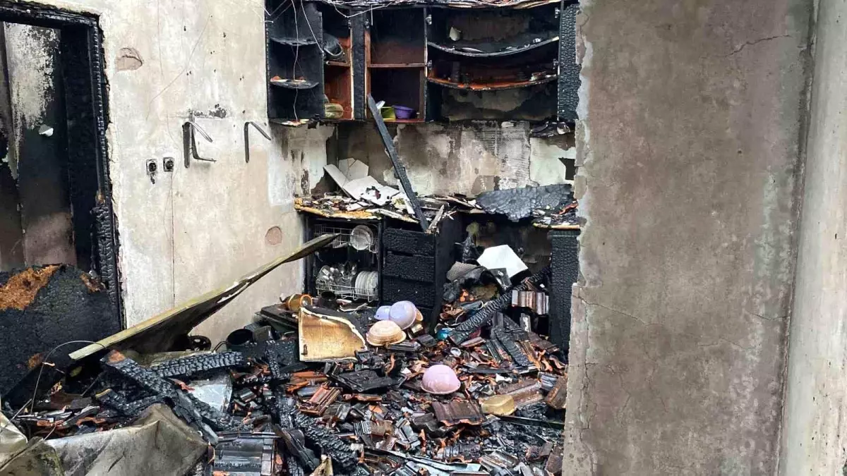 Kocaeli Körfez’de Şiddetli Fırtına Çatıları Uçurdu, Yangın ve Elektrik Kesintileri Yaşandı