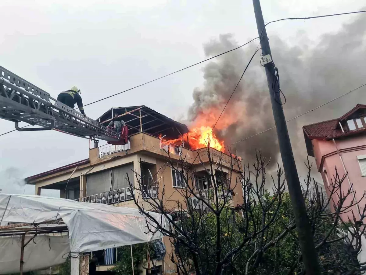 Muğla’nın Köyceğiz İlçesinde Çatı Katında Çıkan Yangın Evleri Kullanılamaz Hale Getirdi