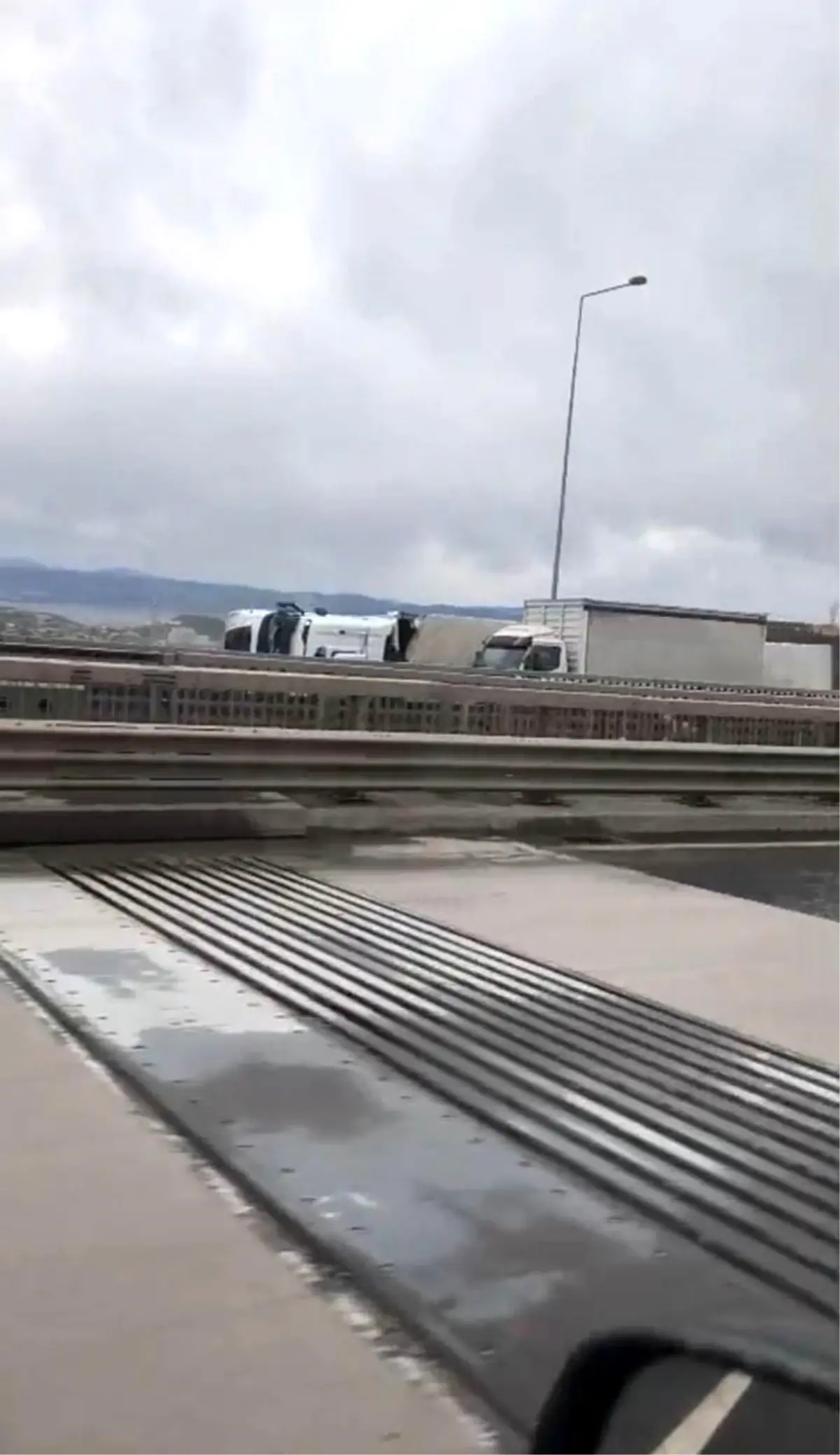 Kocaeli'de Şiddetli Fırtına 2 Tırı Devriltti, Yaralı Yok