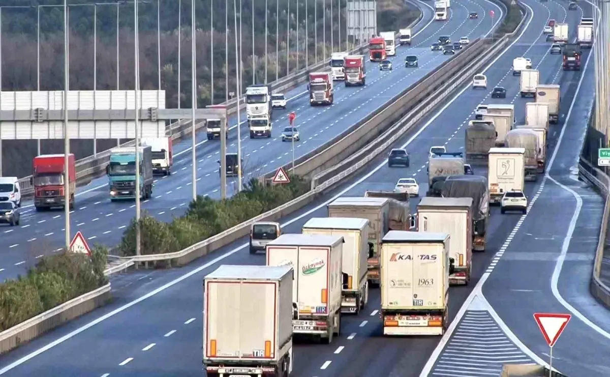 İstanbul’da Şiddetli Lodos, Kuzey Marmara Otoyolu’nda Tırları Zorladı
