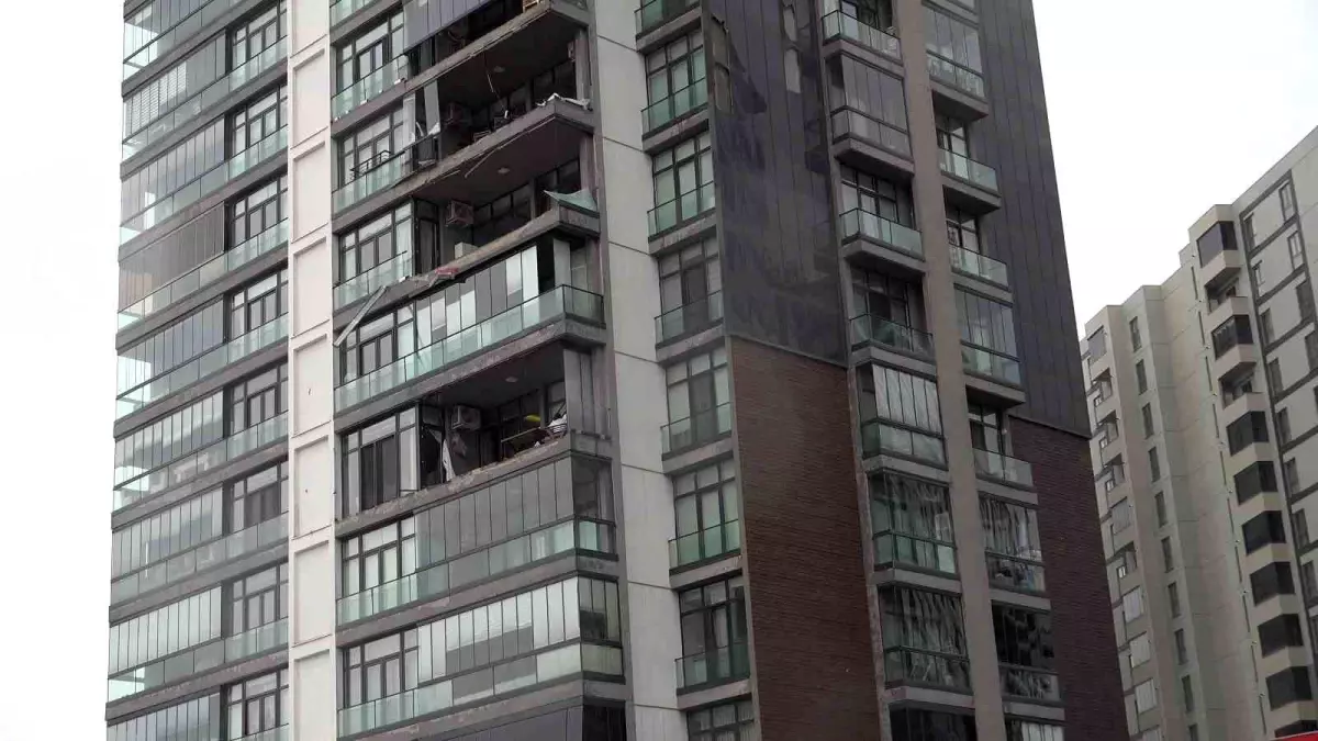 Bursa’da Şiddetli Lodos Cam Balkonları Yerinden Söktü