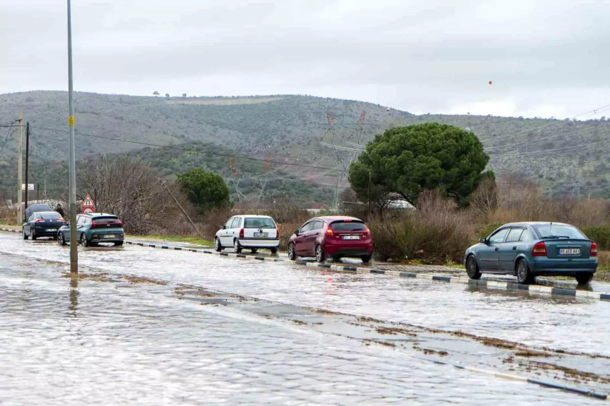 Manisa’da Şiddetli Yağış Sokakları Göle Dönüştürdü: Ekipler Su Tahliyesi İçin Seferber Oldu