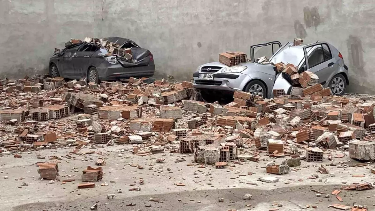 Şiddetli Fırtına Eskişehir’de Metrük Binanın Çatı Duvarını Yıktı