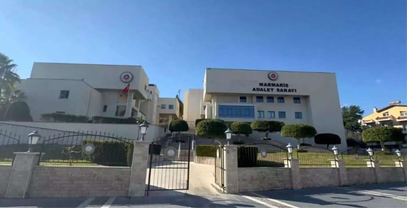 Marmaris'te motosiklete çarpan araç