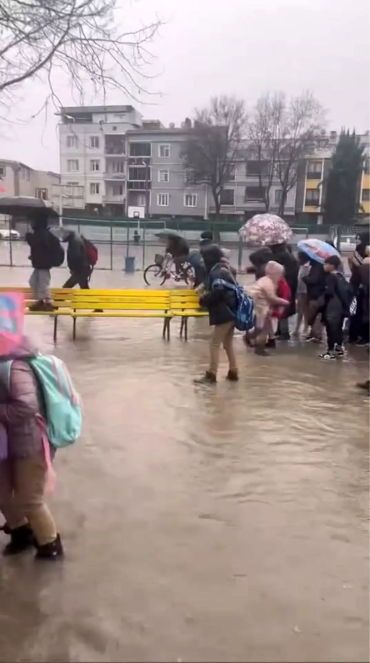 İnegöl’de Şiddetli Yağış Okulu Sular Altına Soktu