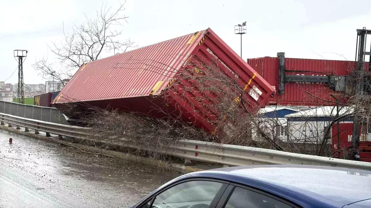 Küçükçekmece'de Şiddetli Rüzgar Konteyner Kazasına Yol Açtı