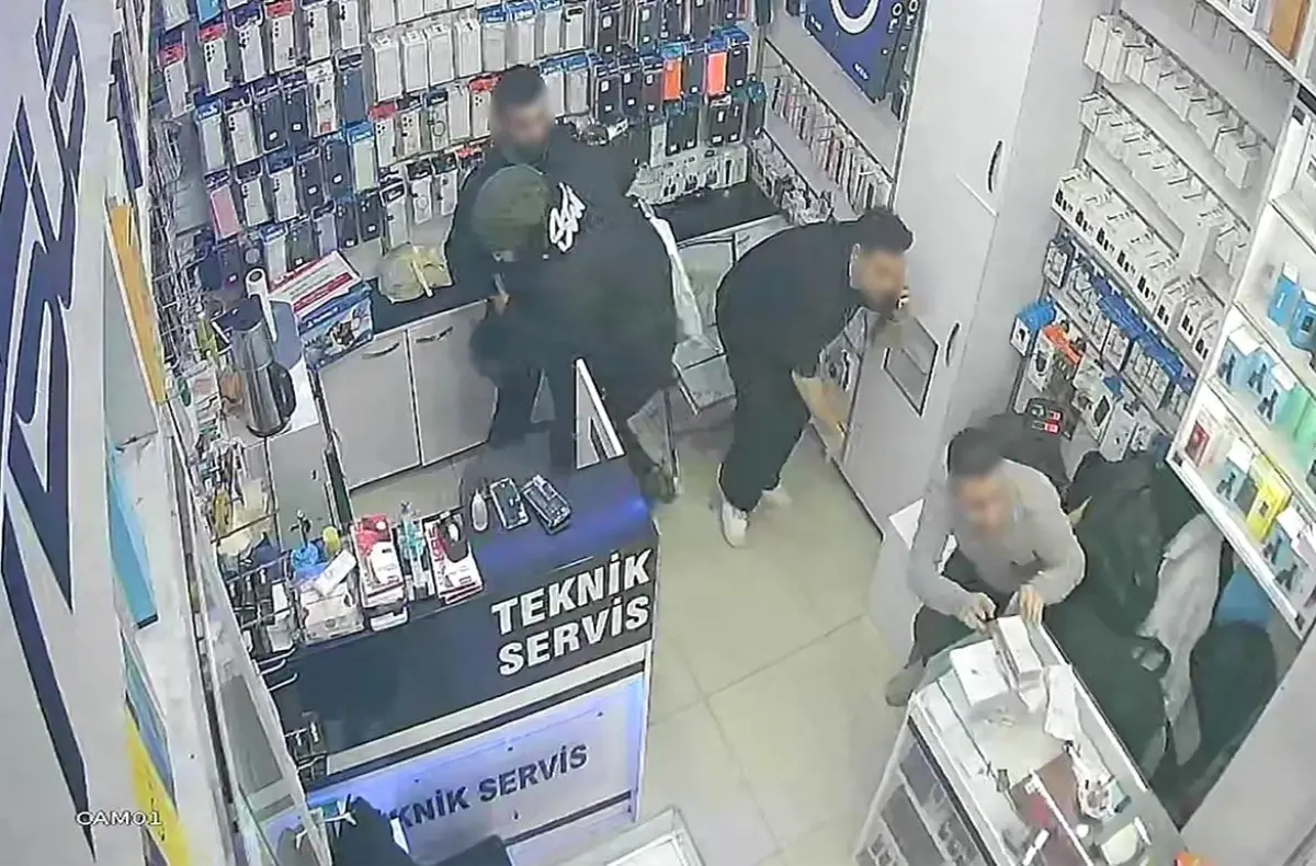 Sirkeci'de İşten Çıkarılan Çalışanın Silahlı Saldırısı: Polis Şüpheliyi Arıyor