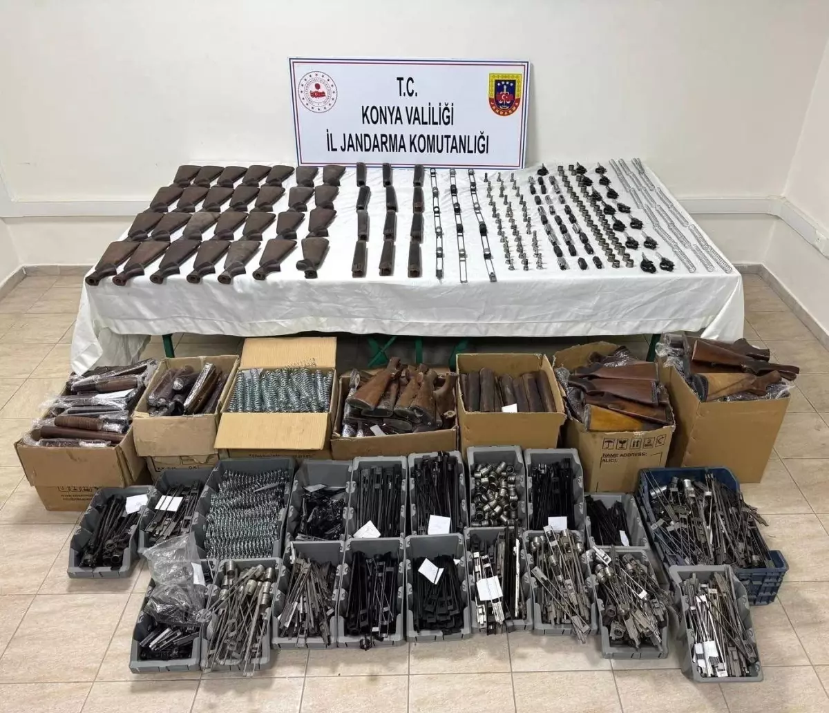 Beyşehir'de Jandarma Operasyonu: 100 Tabanca ve 2.642 Silah Parçası Ele Geçirildi