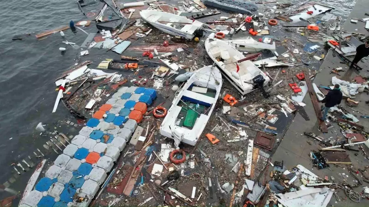 Tuzla Sahilinde Şiddetli Fırtına Sonrası Görüntüler Yayınlandı