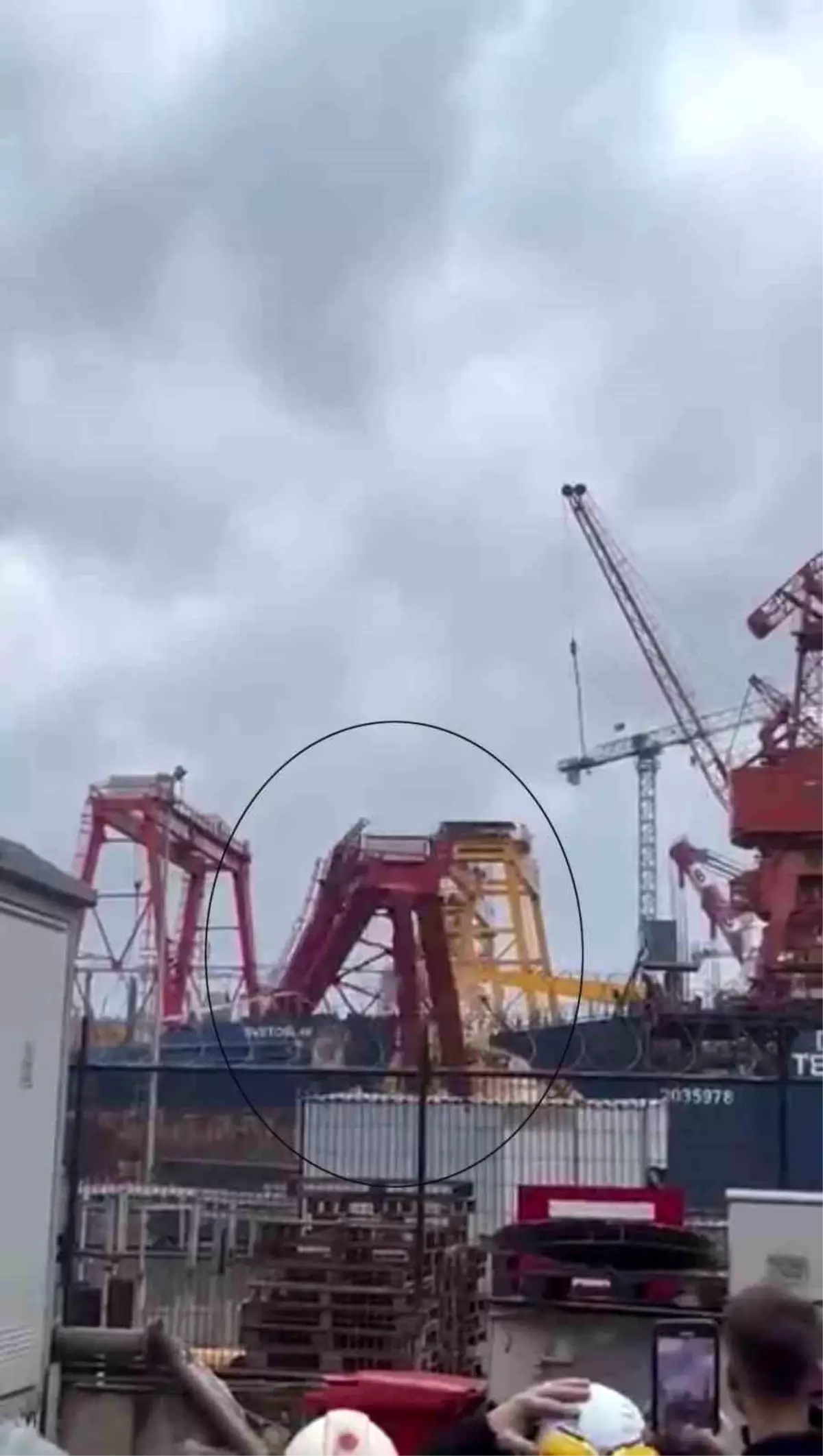 Tuzla'da Şiddetli Rüzgar Vinç Kazasına Yol Açtı