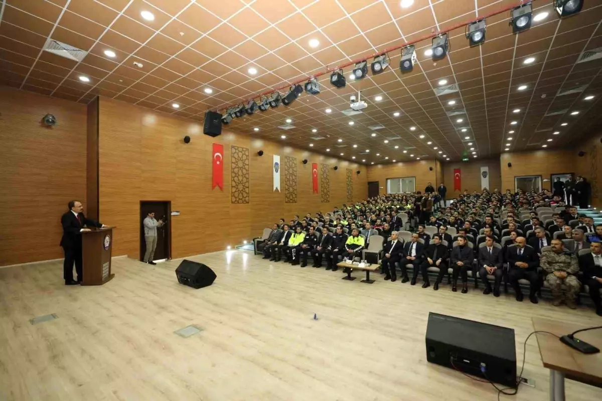 Siirt Valisi Kızılkaya, Emniyet Mensuplarına 2025 Başarı Belgelerini Takdim Etti