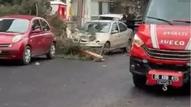 Beypazarı’nda Şiddetli Fırtına Aracın Üzerine Ağacı Yıkarken Görüldü