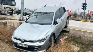 Burdur-Antalya Karayolunda Kamyonet ve Otomobil Çarpıştı: 1 Yaralı