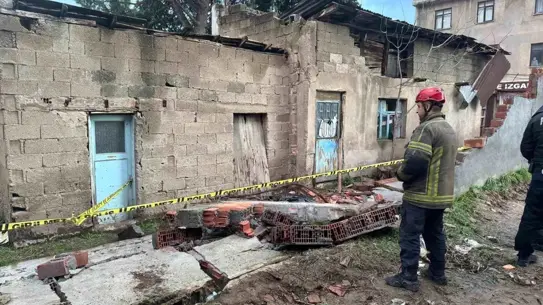 Duvarın çöküş anı ve enkaz görüntüsü