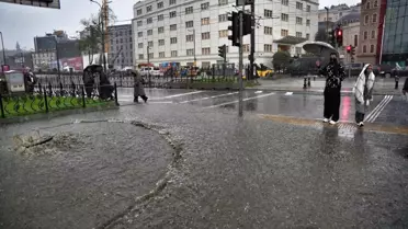 Eminönü yollarında su birikintileri