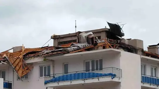 Denizli’de Şiddetli Rüzgar Çatıları Uçurdu, 2 Yaralı