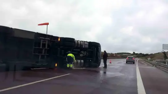 Bursa-İstanbul Otoyolunda Fırtına Nedeniyle Tır Devrildi, Sürücü Hafif Yaralı Kurtarıldı