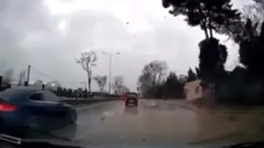 Bursa’da Şiddetli Fırtına Ağaçları Yere Serdi, Sürücüler Tehlikede