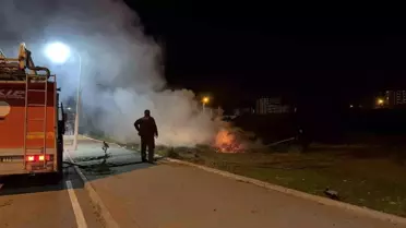 İtfaiye ekipleri yangını söndürürken