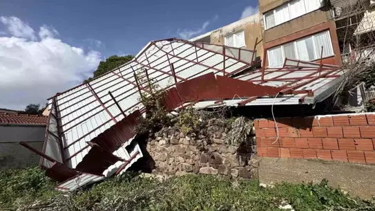 Karşıyaka’da Şiddetli Fırtına Binanın Çatısını Uçurdu