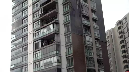 Bursa’da Şiddetli Lodos Cam Balkonları Yerinden Söktü