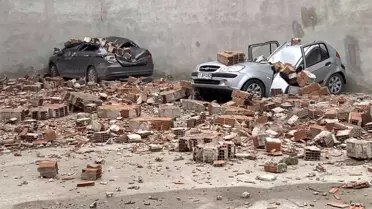 Metrük binanın çatı duvarı otoparka devrildi