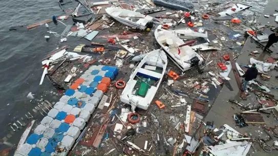 Fırtına sonrası Tuzla sahilinde çekilmiş geniş açı fotoğrafı