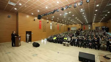 Emniyet Müdürlüğü binası ve görevli personel