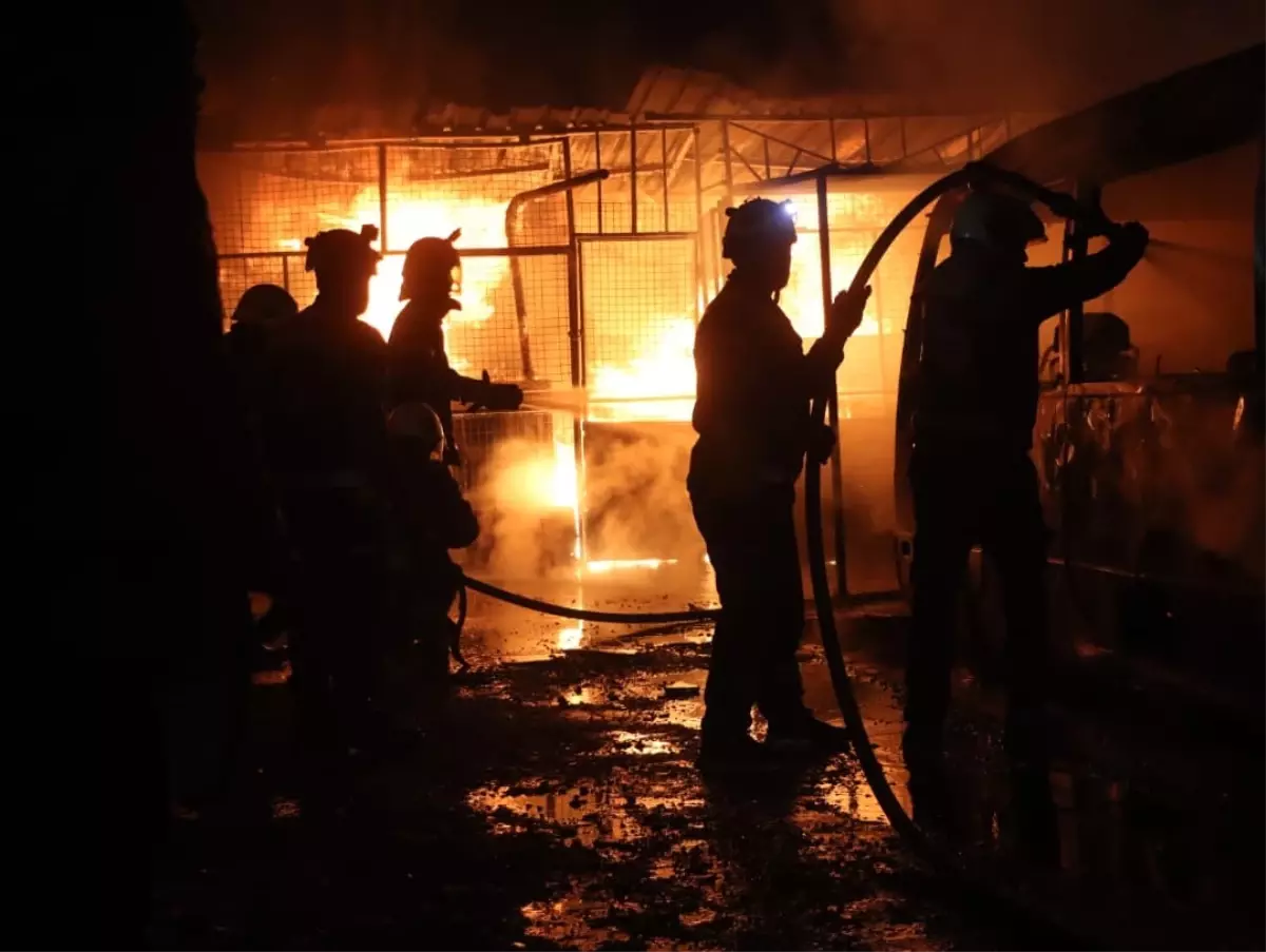 Halep'te SDG Roketleri Nedeniyle Büyük Yangın: İtfaiye Ekipleri Hızlı Müdahale Etti