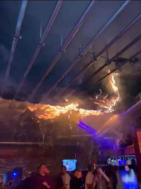 İtfaiye ekipleri yangını söndürürken