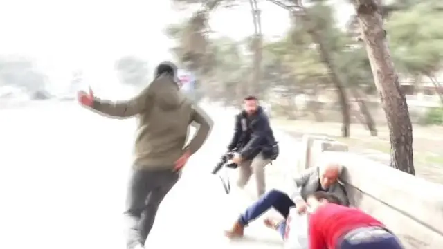 Muhabir kamera karşısında