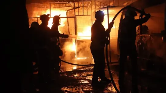 Yangın bölgesindeki duman ve alevler