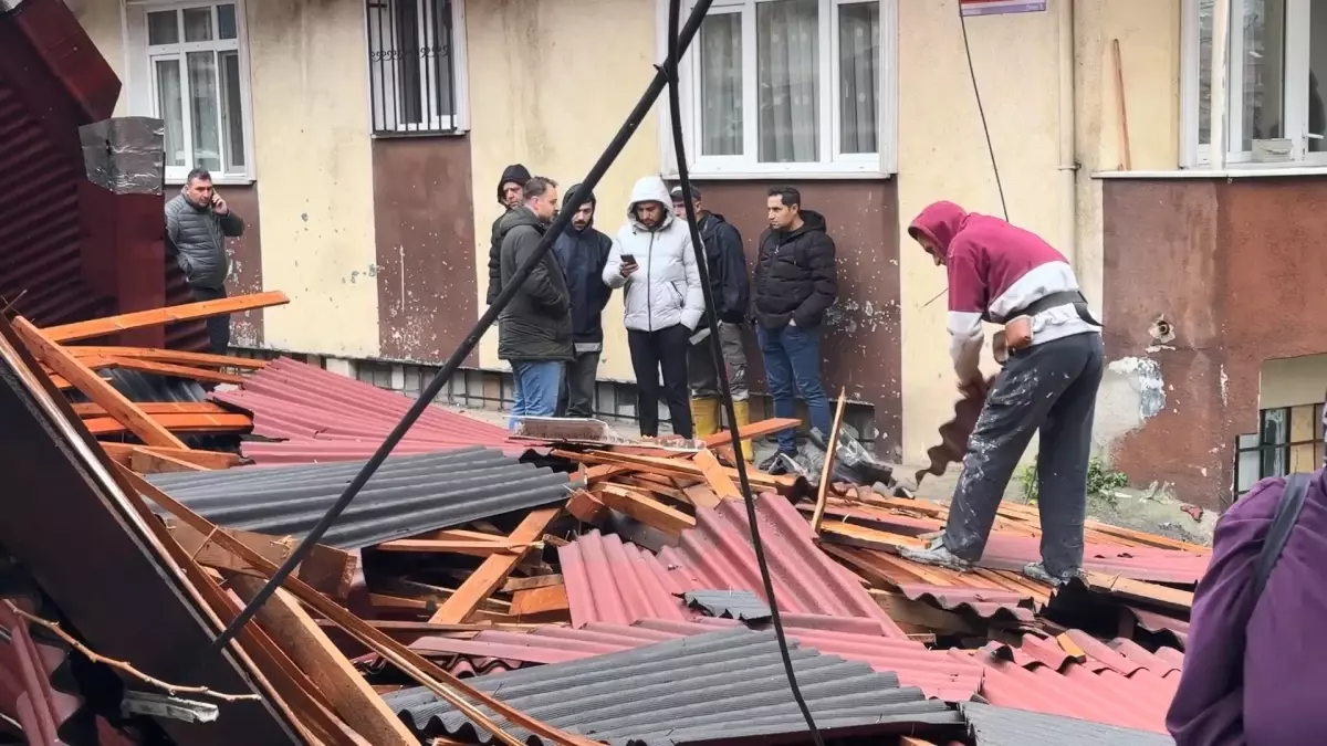 İstanbul’da Şiddetli Fırtına Çatıları Uçurdu, Şehirde Büyük Hasar