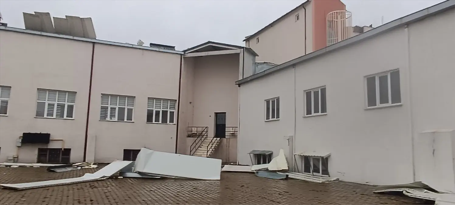 Bilecik’te Şiddetli Rüzgar Çatıları Uçurdu, Ağaçlar Devrildi: Can Kaybı Yok