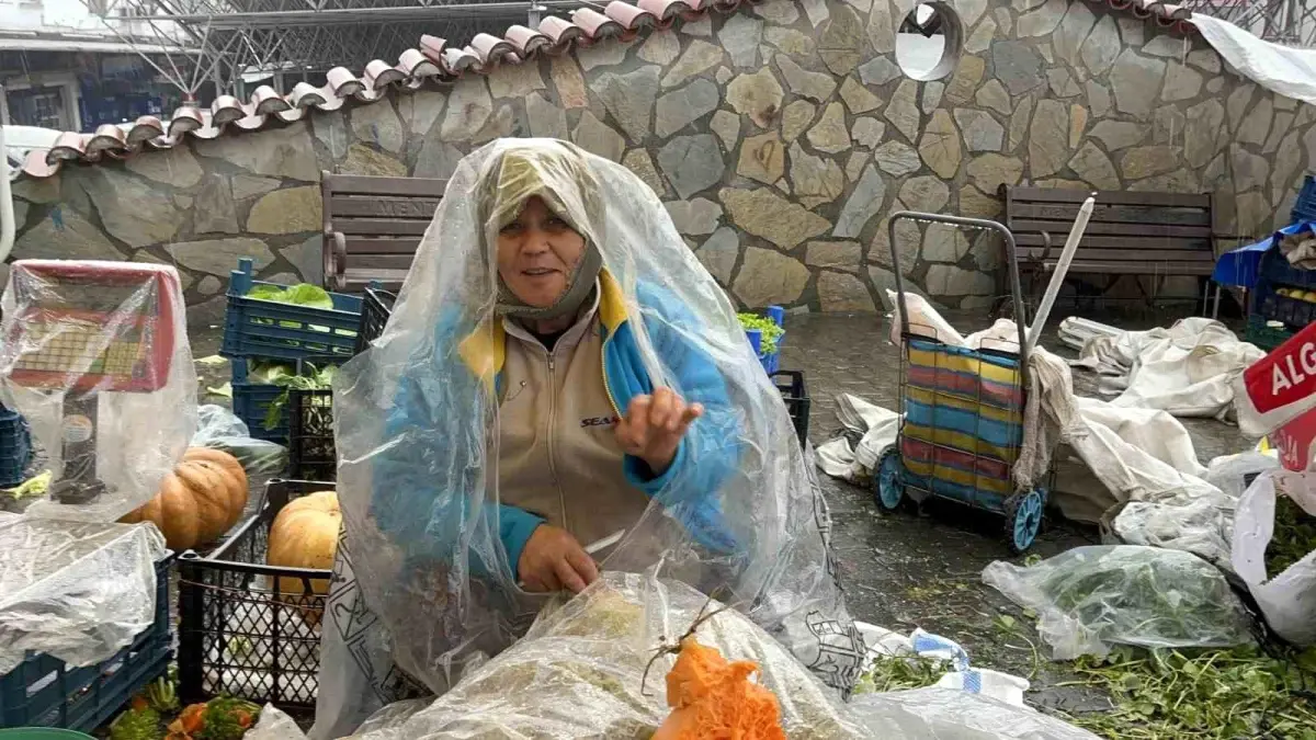 Menteşe'de Şiddetli Yağış ve Fırtına Perşembe Pazarını Felç Etti