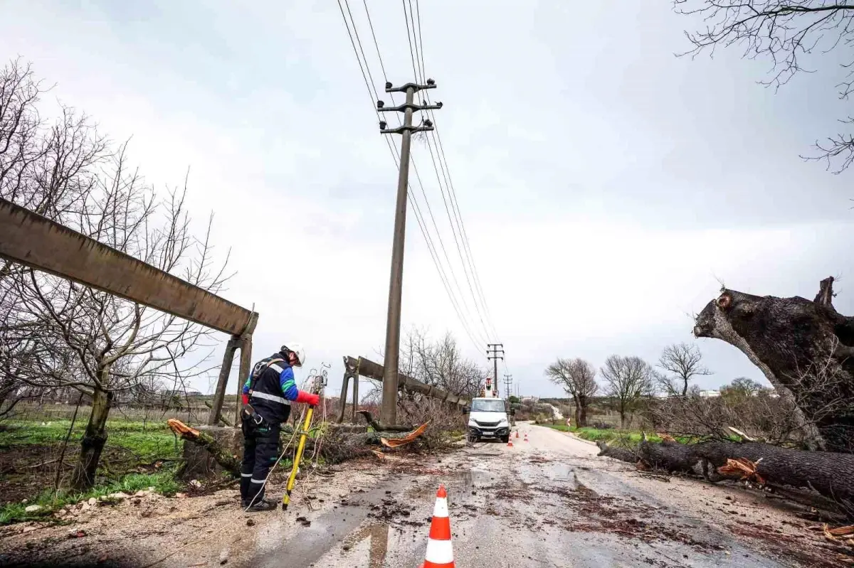 Marmara’da Şiddetli Yağış ve Rüzgar, UEDAŞ’ı Zorladı