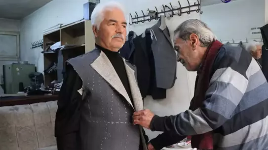 Terzi atölyesinde çalışan genç çıraklar