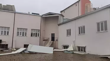 Bilecik’te Şiddetli Rüzgar Çatıları Uçurdu, Ağaçlar Devrildi: Can Kaybı Yok