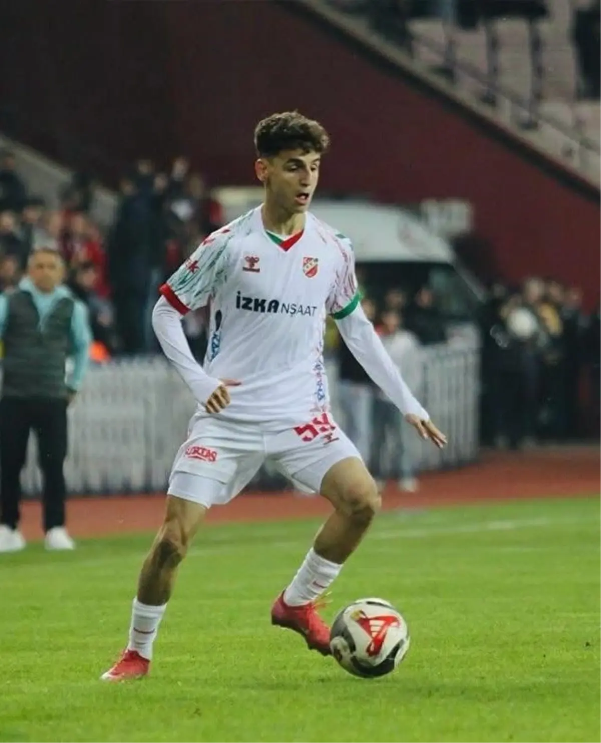 Karşıyaka, Yıldız Orta Saha Oyuncusu Adem Yeşilyurt'u Maribor'a 600 Bin Euro Karşılığında Transfer Ediyor